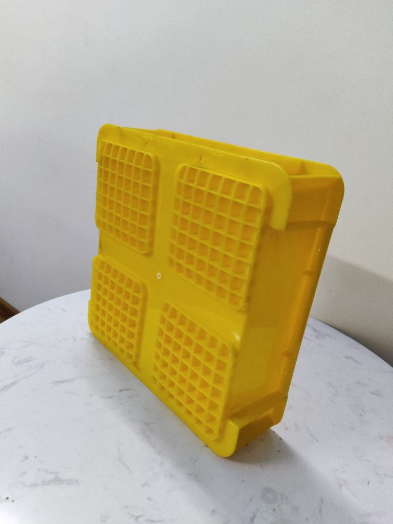 Thùng nhựa đặc D330 màu vàng